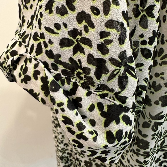 Torrid floral blouse top black white/cream and yellow SZ 1 buttons EUC - Picture 5 of 7
